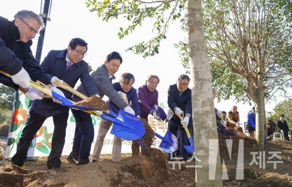 원희룡 지사는 15일 오후 제주4·3평화공원에서 열린 ‘4·3평화공원 동백나무 심기 캠페인’에 참석했다.
