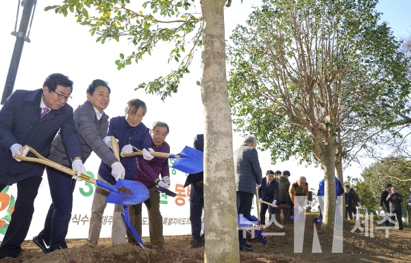 원희룡 제주특별자치도지사는 15일 오후 제주4·3평화공원에서 열린 ‘4·3평화공원 동백나무 심기 캠페인’에 참석했다.