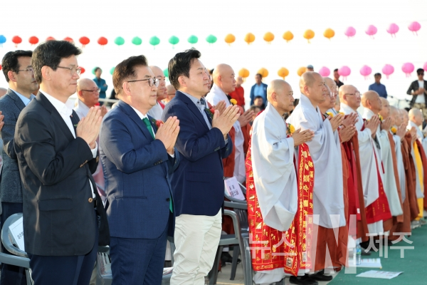 원희룡 지사는 5일 오후 탑동광장에서 열린 ‘불기2563년 부처님오신날 봉축대법회 및 제등행렬’에 참석해 축사를 했다.