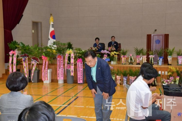 제주특별자치도의회 김태석 의장과 의원들은 21일 오전 10 귀일중학교 이사장 취임식에 참석했다.