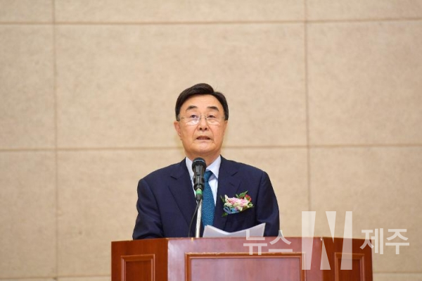 제주특별자치도의회 김태석 의장과 의원들은 21일 오전 10 귀일중학교 이사장 취임식에 참석했다.