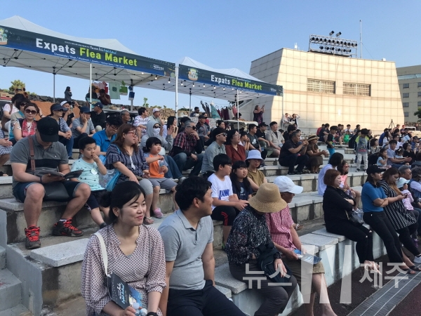 2019 세계인 제주 외국인 커뮤니티 제전이 23일 오후 5시 30분부터 제주시 탑동해변공연장에서 펼쳐졌다.