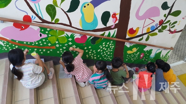 시흥초등학교(교장 강지선)는 지난 6월 19일부터 7월 9일까지 전교생이 특성화 과목인 감성미술 시간을 이용하여 ‘벽화 그리기 수업’을 실시했다.