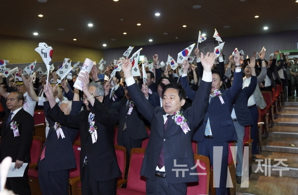 원희룡 지사는 15일 오전 10시 제주학생문화원대극장에서 열린 ‘제74주년 광복절 경축식’ 행사에 참석했다.