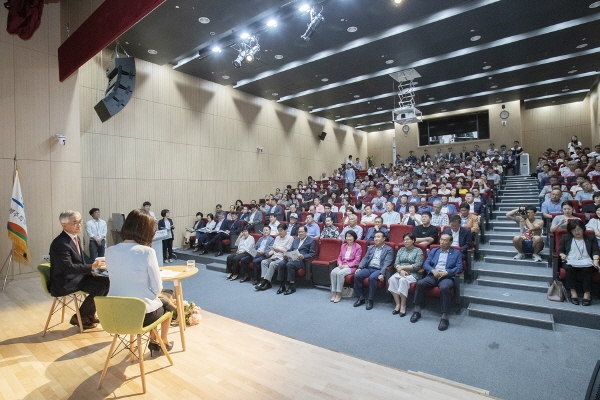 서귀포시는 지난 21일 오후 3시 시청 문화강좌실에서 시민 200여명이 참석한 가운데 ‘서귀포시의 어제와 오늘 그리고 내일’이라는 주제로 2019 시정공감토크콘서트를 개최했다.