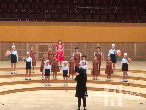 제주어로 노래를 전하는 있는 제주 제라진소년소녀합창단은 9일 오후 7시 30분 서울 잠실 롯데콘서트홀에서 열린 ‘제42회 한국합창제’에 출연했다.