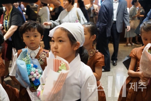 도내 초등학생들로 구성된 ‘제라진’합창단'이 동아시아문화도시 청주에서 오는 21일 열리는 ‘2019 젓가락페스티벌’에  참가해 아름다운 제주어로 제주의 문화를 소개하는 기회를 갖는다.(사진=제라진)