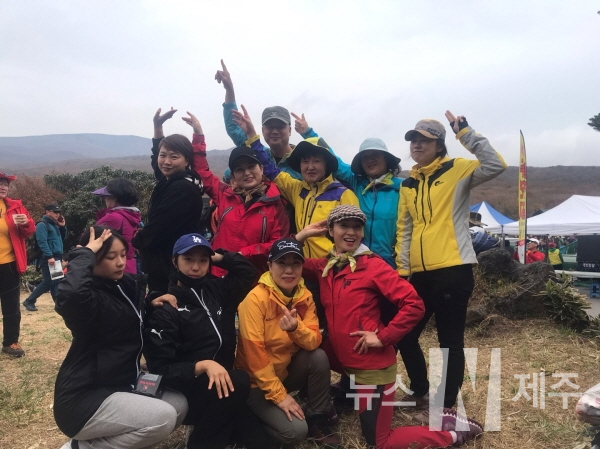 우리나라 산악인으로는 처음으로 세계 최고봉 에베레스트(8848m)에 오른 산악인 고상돈을 기념하는 2018 한라산 고상돈로 전국 걷기대회가 3일 한라산 고상돈로에서 열렸다.