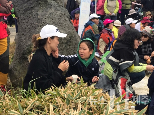 우리나라 산악인으로는 처음으로 세계 최고봉 에베레스트(8848m)에 오른 산악인 고상돈을 기념하는 2018 한라산 고상돈로 전국 걷기대회가 3일 한라산 고상돈로에서 열렸다.