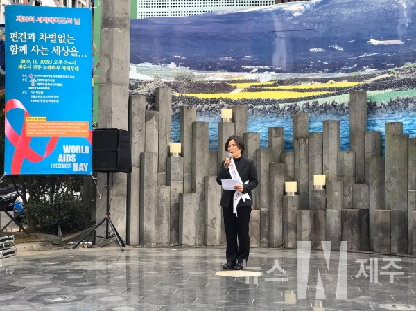 (사)한국에이즈퇴치연맹제주자치도지회(회장 김순택)은 지난 11월 30일 누웨마루 야외무대 부근에서 UN이 정한 세계에이즈의 날 캠페인을 성황리에 진행했다.