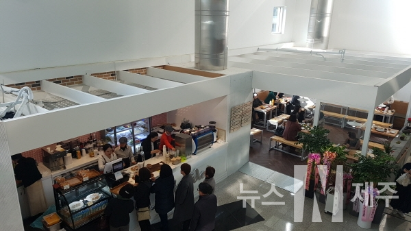 제주아트센터에 1층 로비에 오픈한 카페 모습