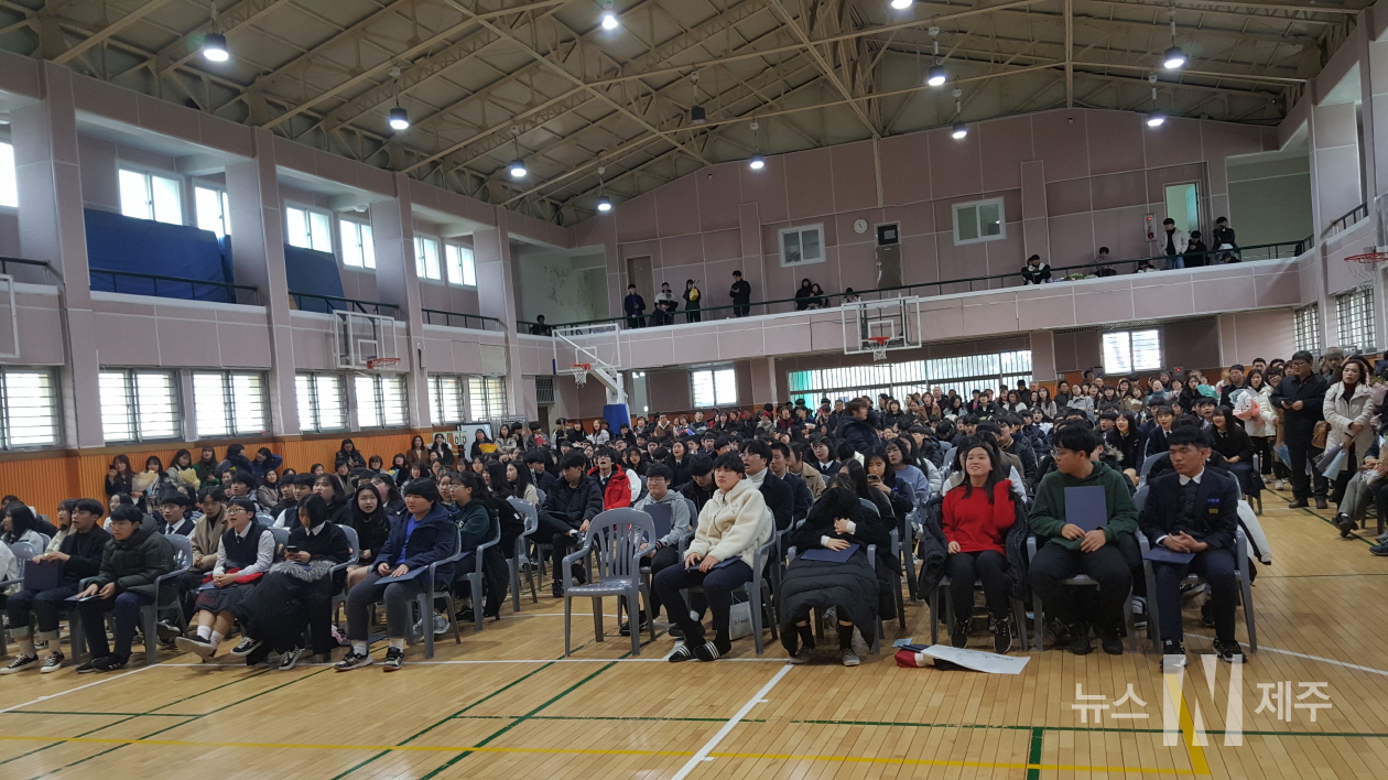 함덕중학교(교장 박종일)는 16일 창덕관에서 ‘더 큰 꿈을 향해 날개를 펼쳐라’ 라는 주제로 제65회 졸업식을 성황리 개최했다.