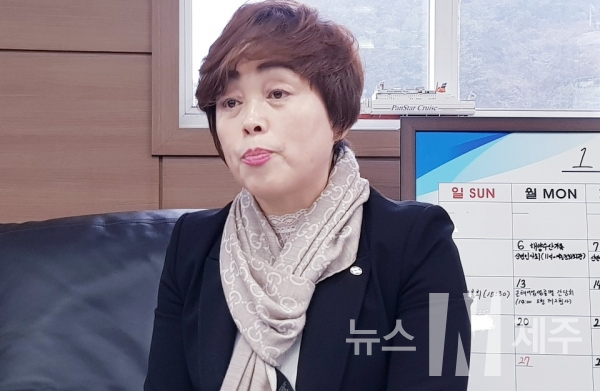 인터뷰하고 있는 김미자 서귀포수협조합장