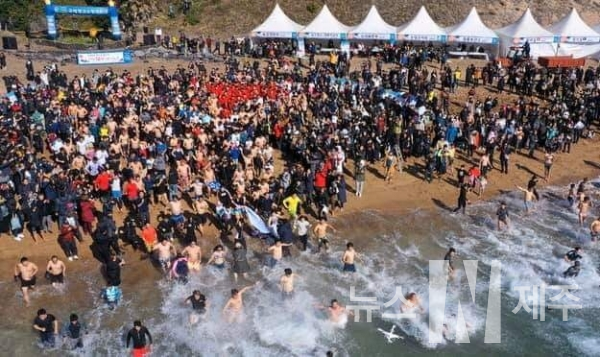 제20회 서귀포 겨울바다 펭귄수영대회가 새해 첫날인 1월1일, 중문색달해수욕장에서 역대 최대 인원이 참가하며 화려하게 펼쳐졌다.