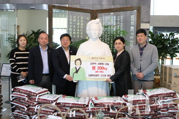 김만덕기념관(관장 김상훈)은 지난 31일 지적장애인 생활시설 벧엘(원장 임주리)과 송죽원(원장 김금자)에 총 400kg의 김만덕 사랑의 쌀과 라면 10박스를 기탁했다고 밝혔다.