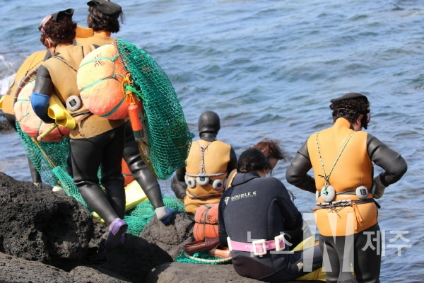 3월 31일 대정읍 무릉리 해녀들이 돌고래 회피용 음파발신장치를 망사리에 다는 모습.