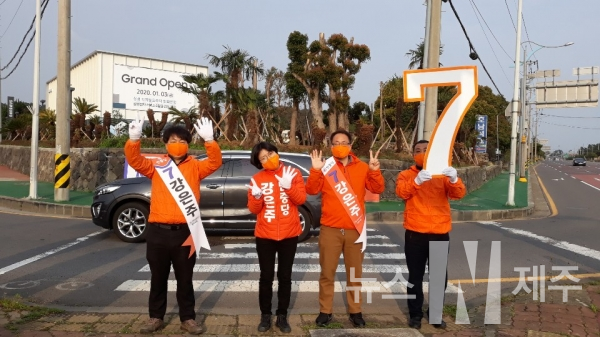 민중당 제주시을 강은주 후보는 2일 오전 ‘거로사거리’에서 제주도민들께 인사를 드리며 공식선거운동에 돌입했다.