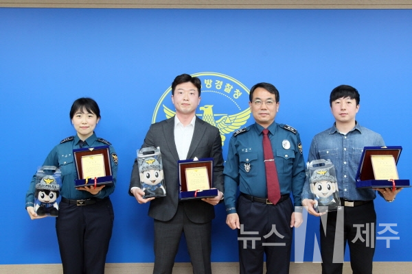 제주지방경찰청(청장 김병구)은 24일 오전 9시30분, 한라상방에서 ‘자랑스러운 제주경찰’ 인증서 수여식을 개최했다고 밝혔다.