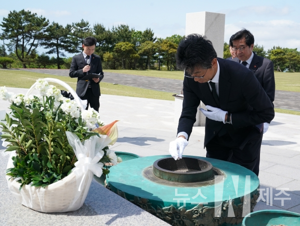 이세끼요시야스(井関至康) 주제주일본국총영사가 22일 오후 제주4‧3평화공원을 찾아 제주4‧3 희생자들을 추모했다.
