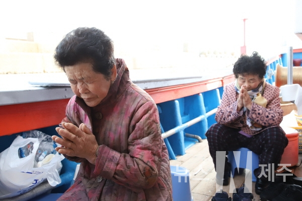 최근 바다를 업으로 평생 살아온 바다를 사랑하고 사람을 사랑하는 귀덕2리 노인회장을 맡고 있는 양용준(82)씨 부부가 네 번째로 최신형 선박 대영호를 건조하고 진수식을 개최했다.