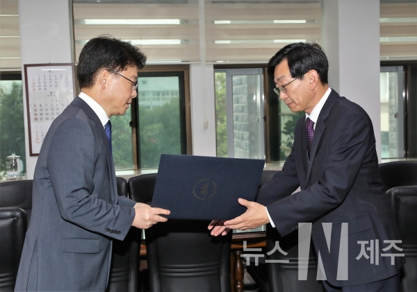 제주특별자치도는 3일 고용노동부 김충모(56세) 부이사관을 제주지방노동위원회 위원장에 임용했다.