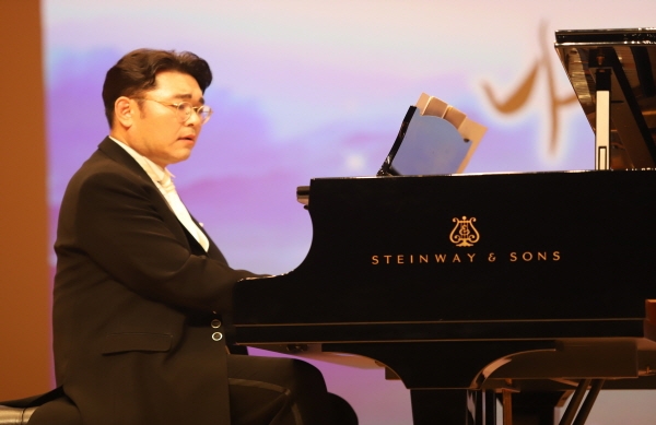 소프라노 오능희의 순수한 목소리로 한국의 정서를 오롯이 느낄 수 있는 콘서트. '그리운 가곡'이  지난4일, 저녁 7시 30분 아라뮤즈홀에서 공연했다.