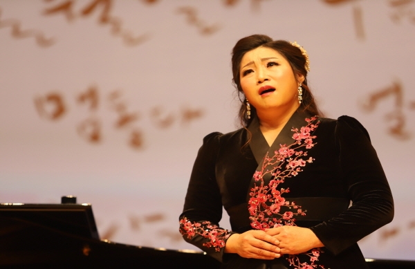 소프라노 오능희의 순수한 목소리로 한국의 정서를 오롯이 느낄 수 있는 콘서트. '그리운 가곡'이  지난4일, 저녁 7시 30분 아라뮤즈홀에서 공연했다.