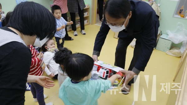 공무원연금공단, 직장어린이집 원아에게 ‘어린이날 선물’ 전달