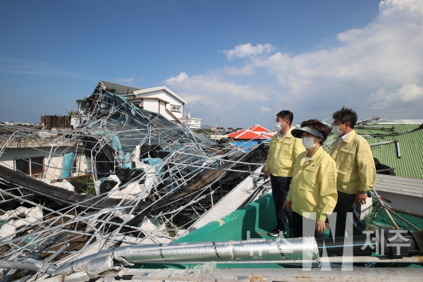 종달리 치어양식장 지붕이 주변 민가를 덮친 상황을 살펴보는 도의회 농수축위 의원들