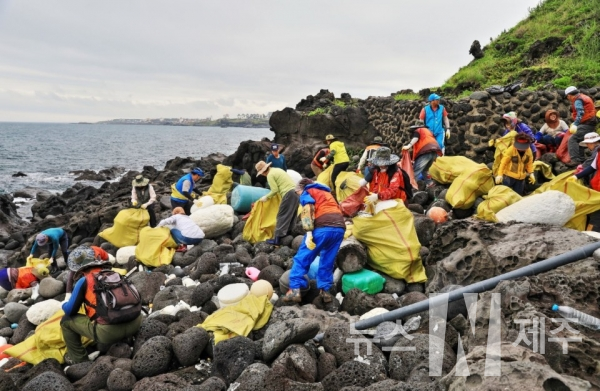 사)제주도바다환경보전협의회(회장  한광수)는 4일 애월읍 신엄리 해안가에서 회원60여명 참석한 가운데 해양쓰레기 정화활동을 펼쳤다.