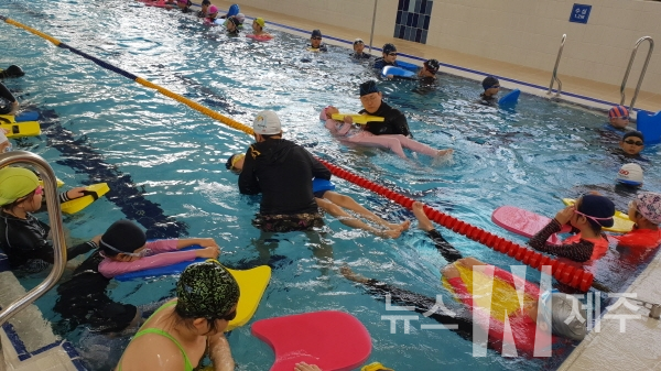 지난 1일부터 5일까지 4학년 학생 대상으로 하귀초등학교 실내수영장에서 생존수영교육을 실시하고 있다.