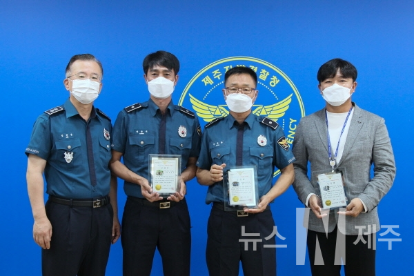 제주지방경찰청은 21일 오전 9시, 한라상방에서 ‘자랑스러운 제주경찰’ 인증패 수여식을 개최했다고 밝혔다.