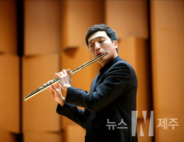 제주출신 플루티스트 김진홍(30)은지난 13일에 파리시립음악원에서 열린 Prodige Art 콩쿠르에서 피콜로 Supérieur부분 1등을 수상했다.