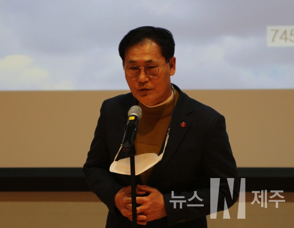 한국에이즈퇴치연맹 제주도지회(회장 김순택)는 UN이 정한 제33회 세계 에이즈의 날을 기념하기 위해 '편견과 차별 없는 함께 사는 세상을 위하여'란 주제로 12월1일 기념식을 가졌다.