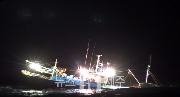 서귀포해양경찰서(서장 황준현)는 6일 새벽 서귀포 남쪽 해상에서 상선-어선 간 충돌이 발생해 어선이 침수 중이라는 신고를 접수받고 경비함정을 급파해 현장 확인 중이라고 밝혔다.
