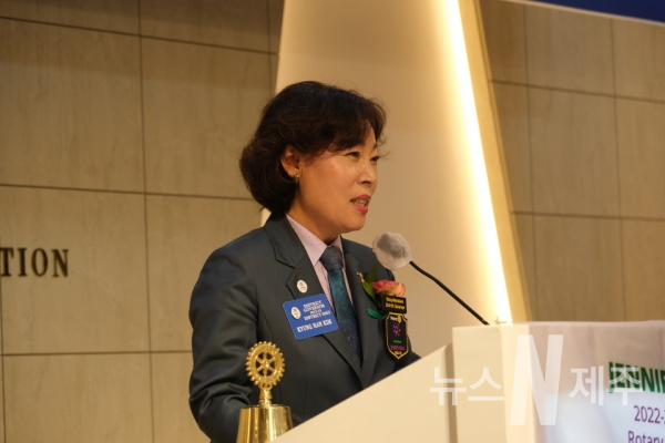 국제로타리3662지구(총재 송하 김경란) 제주라임로타리클럽은 6일 제2대 석향 김창숙 회장, 임원 및 이사 이.취임식을 개최했다.