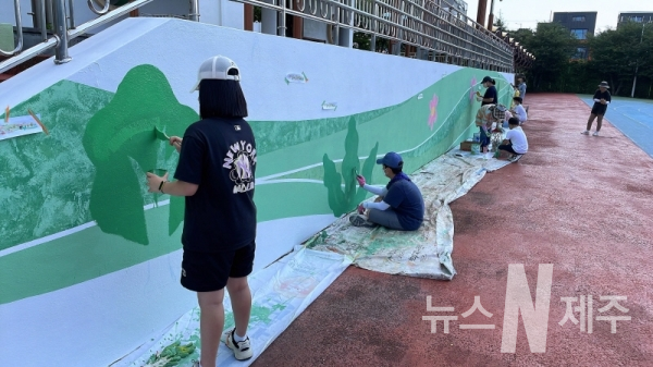 동홍초, 학교 조회대 환경 개선을 위한 벽화 작업 실시