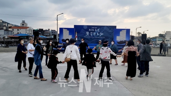 「제1회 화북, 포구문화제」에서 평등부부와 힐링춤을 추고 있는 참가자들