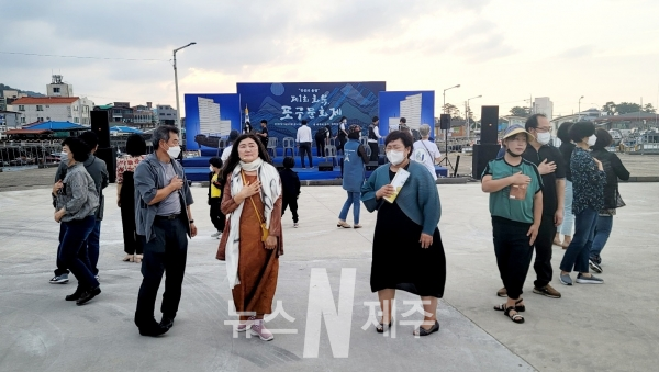 「제1회 화북, 포구문화제」에서 평등부부와 힐링춤을 추고 있는 참가자들