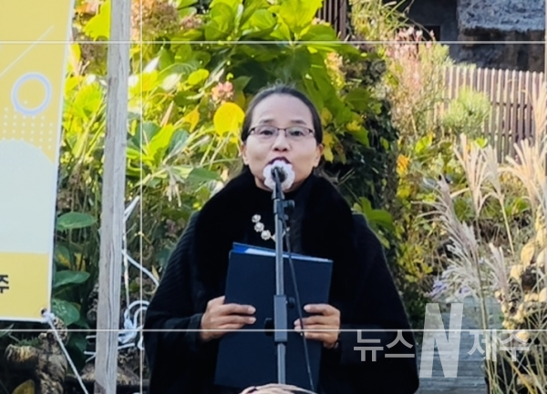 이어도문학회는 19일 오후 3시 미스틱3도 정원에서 가을 시낭송회를 개최했다.