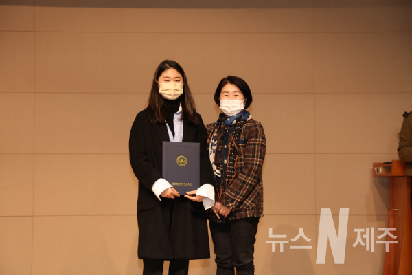 한국에이즈퇴치연맹 제주도지회(회장 김순택)는 1일 창립 20주년 기념식 및 청소년글짓기 시상식을 가졌다.