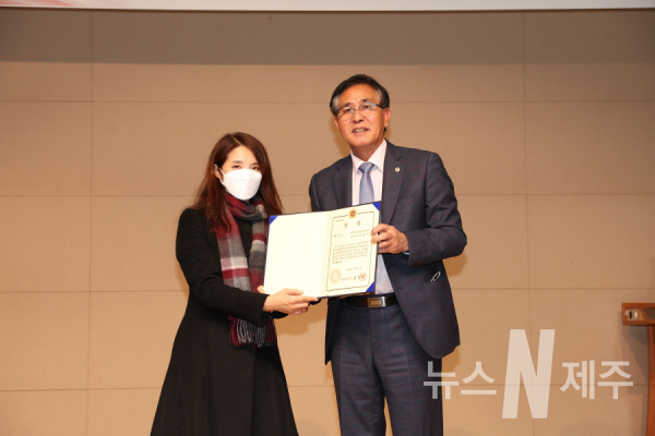 한국에이즈퇴치연맹 제주도지회(회장 김순택)는 1일 창립 20주년 기념식 및 청소년글짓기 시상식을 가졌다.