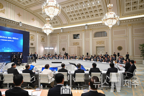 4월 14일 윤석열 대통령은 디지털플랫폼정부 실현계획 보고회에 참석했습니다.