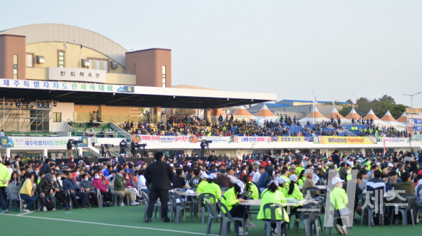 제57회 제주특별자치도민체육대회가 21일 오후 7시 제주시 한림종합운동장에서 화려한 막을 올리며 3일간의 종합스포츠 열전을 시작했다.