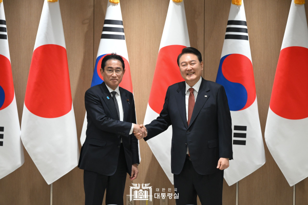 5월 7일 윤석열 대통령은 기시다 후미오 일본 총리와 확대 회담을 가졌니다.
