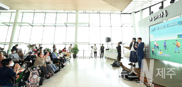 (사진설명) 26일, 김포공항 국내선 터미널에서 열린 ‘누워서 보는 콘서트’에서 윤형중 한국공항공사 사장(오른쪽으로부터 2번째)과 가수 김장훈, 디그니티, 하진 등 출연진이 콘서트를 기념하며 사진촬영을 하고 있다.