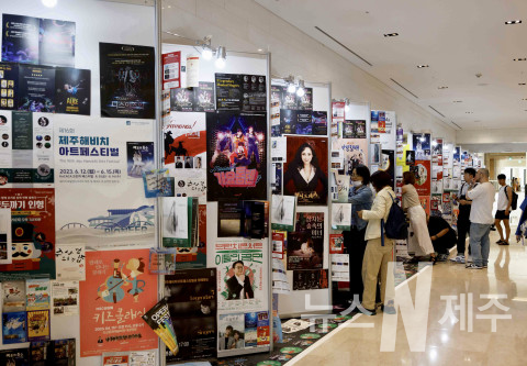 아트마켓 부스 전시장 앞에 참여 단체들의 작품 포스터들이 전시돼 있다<br>