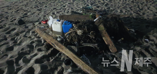 바다에서 밀려온 해양쓰레기를 수거하는 제주시민들(사진= 현창해 전 폴리텍대학제주캠퍼스 학장)