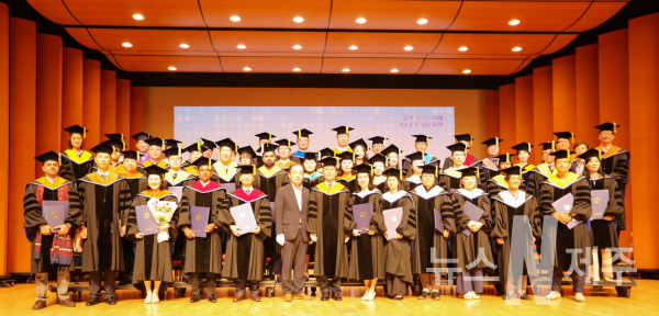 제주대학교(총장 김일환)는 18일 대학 아라뮤즈홀에서 ‘2022학년도 후기 학위수여식’을 개최했다.