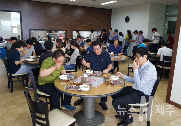 직원들과 함께 식사하는 김택남 회장
